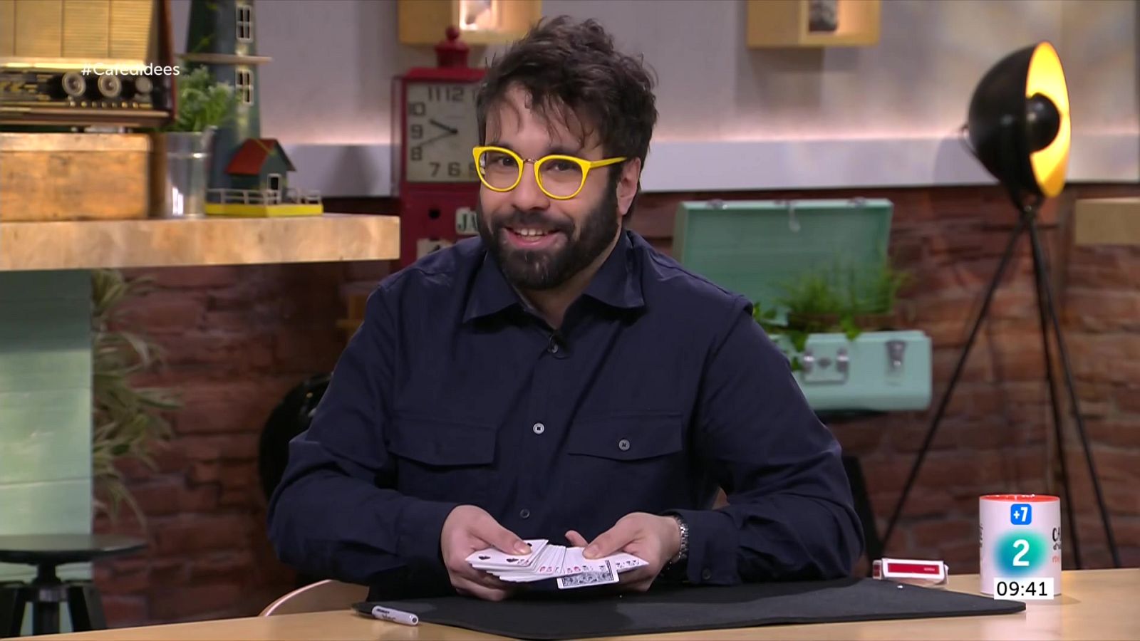 El mag Pere Rafart ens ensenya els seus millors trucs - Álvarez café | Ver