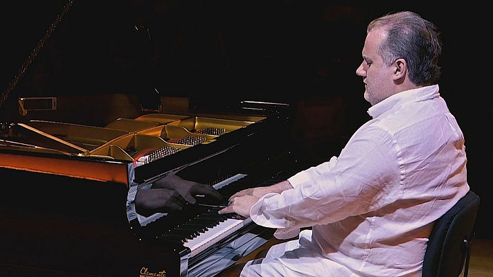 L'informatiu - Comunitat Valenciana - El pianista valenciano Josu de Solaun vuelve al escenario del Palau de la Música