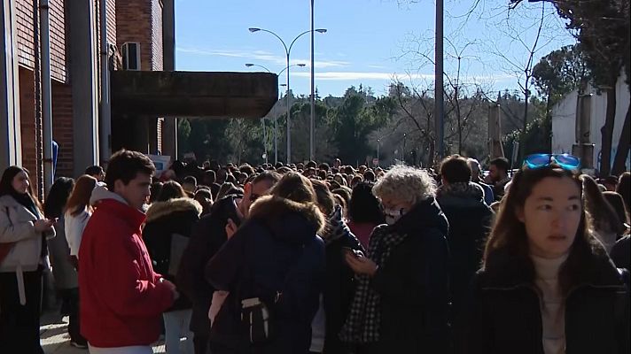 Telediario Fin de Semana - Más de 30.000 personas se examinan en todo el país para una plaza sanitaria
