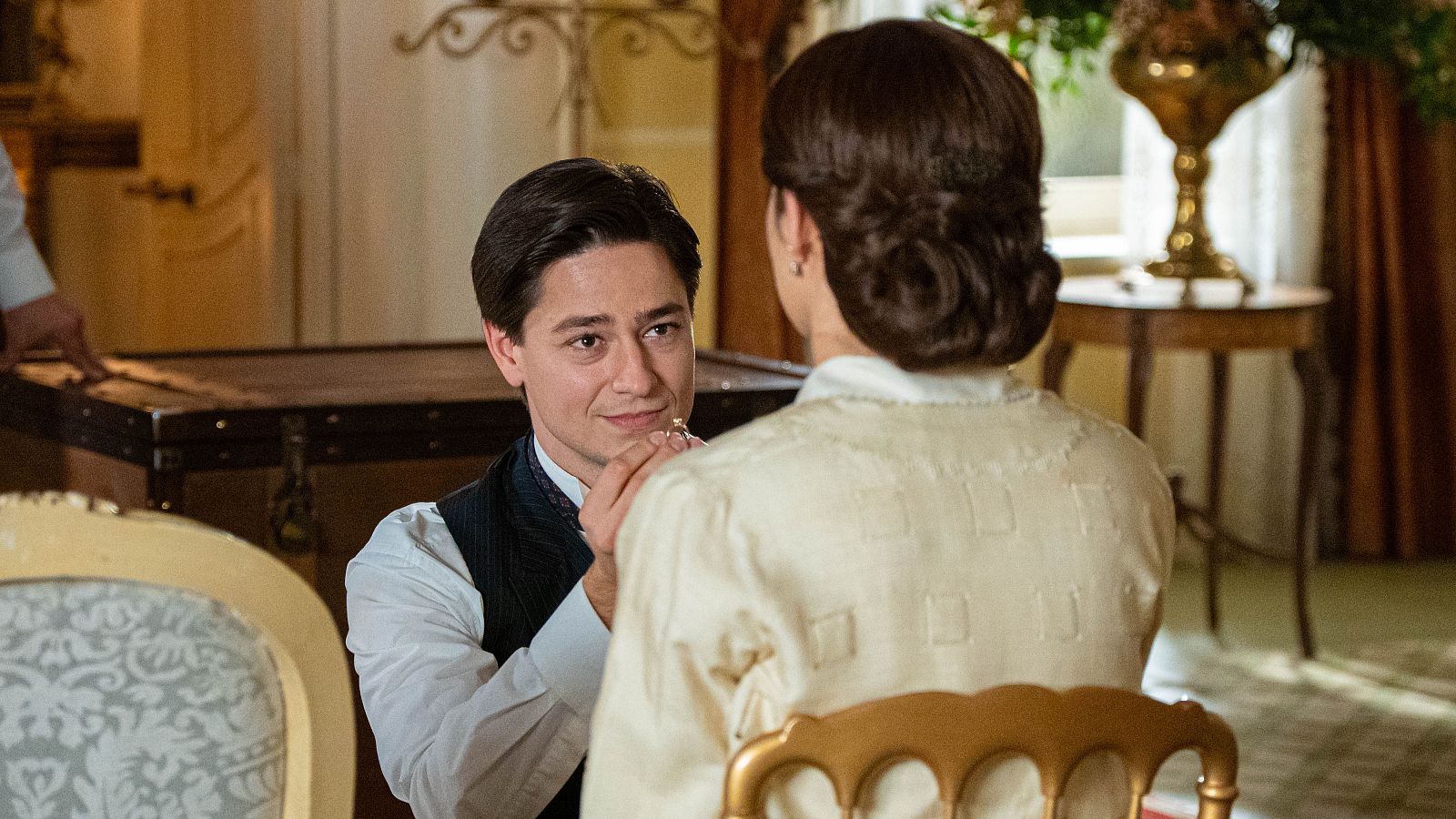 La Promesa: Catalina sale corriendo sin dar respuesta a Pelayo | Ver