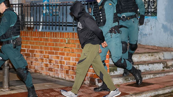 Telediario 2 - La Guardia Civil registra la casa en Arganda donde vive el detenido por el triple crimen de Morata de Tajuña