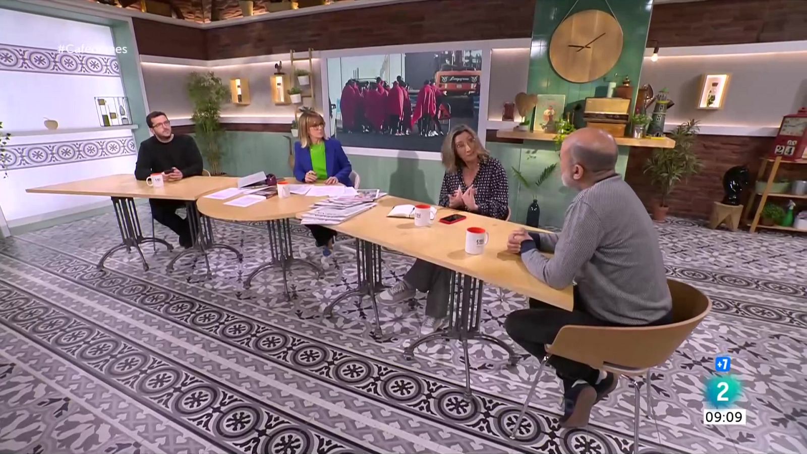 Gemma Nierga entrevista Gonzalo de Oro-Pulido. Celebrem amb J. A. Bayona la nominació als Oscars. I Roberto Sánchez ens presenta 'Líneas cruzadas'