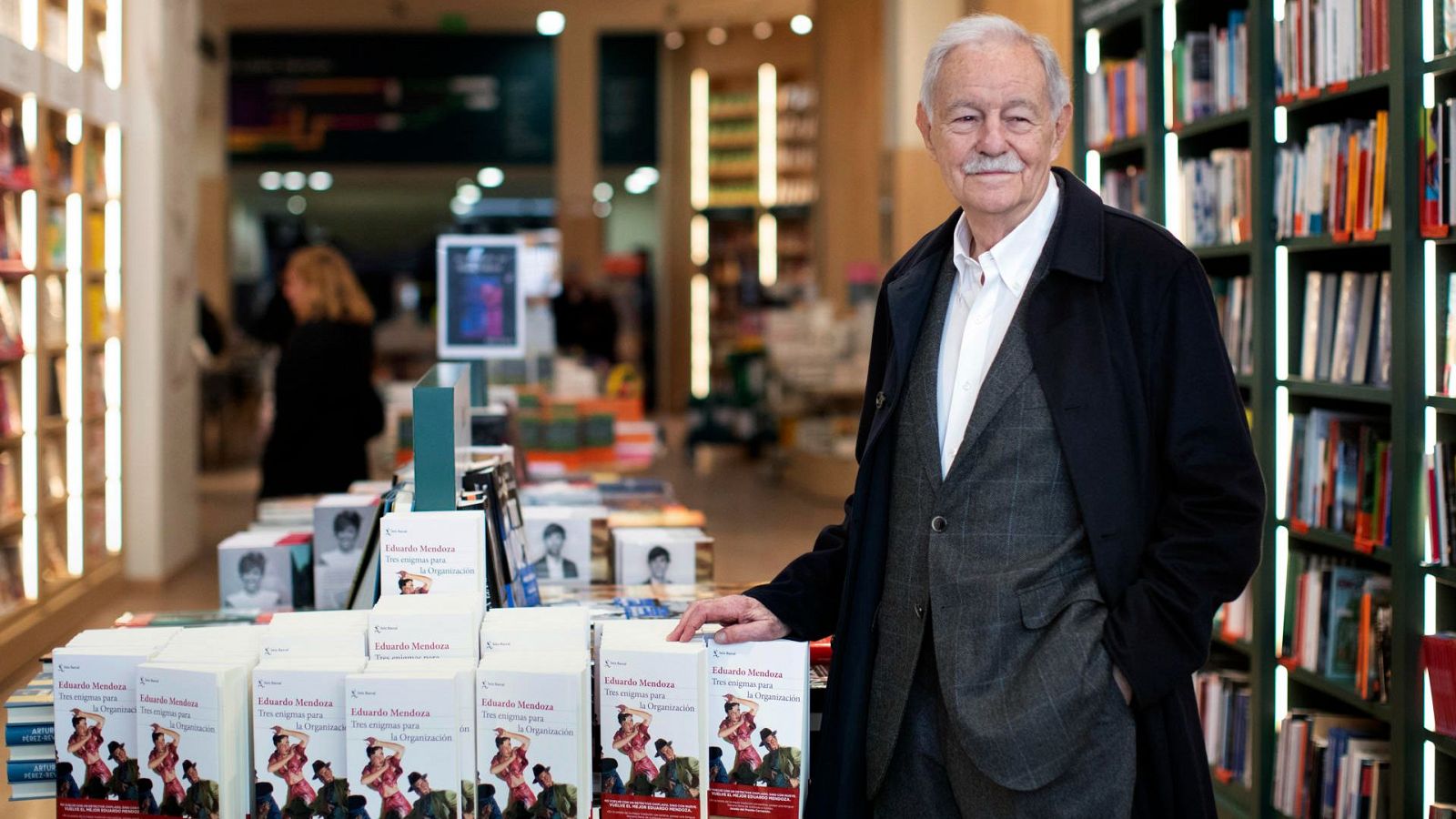 'Tres enigmas para la Organización', la nueva novela de Mendoza - Telediario 1 | Ver