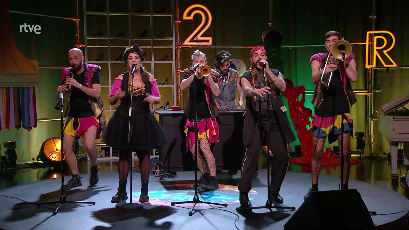 Actuación de Amparanoia y Artistas del Gremio - Culturas 2 - Culturas 2 | Ver