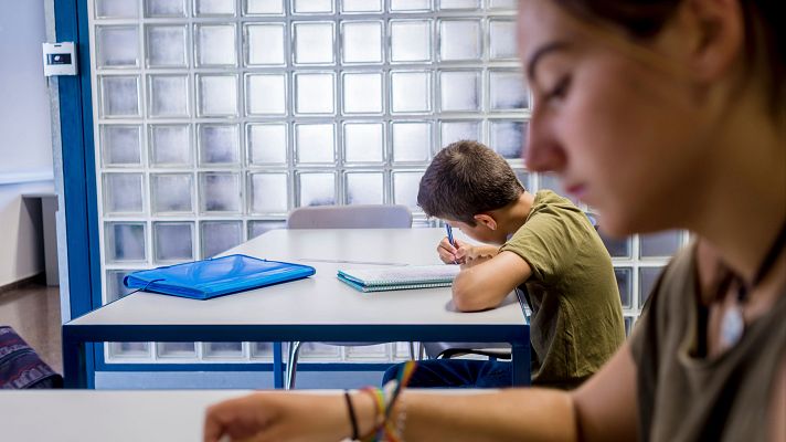 Telediario 1 - El Gobierno amplía el plan de refuerzo escolar a Bachillerato y FP Básica