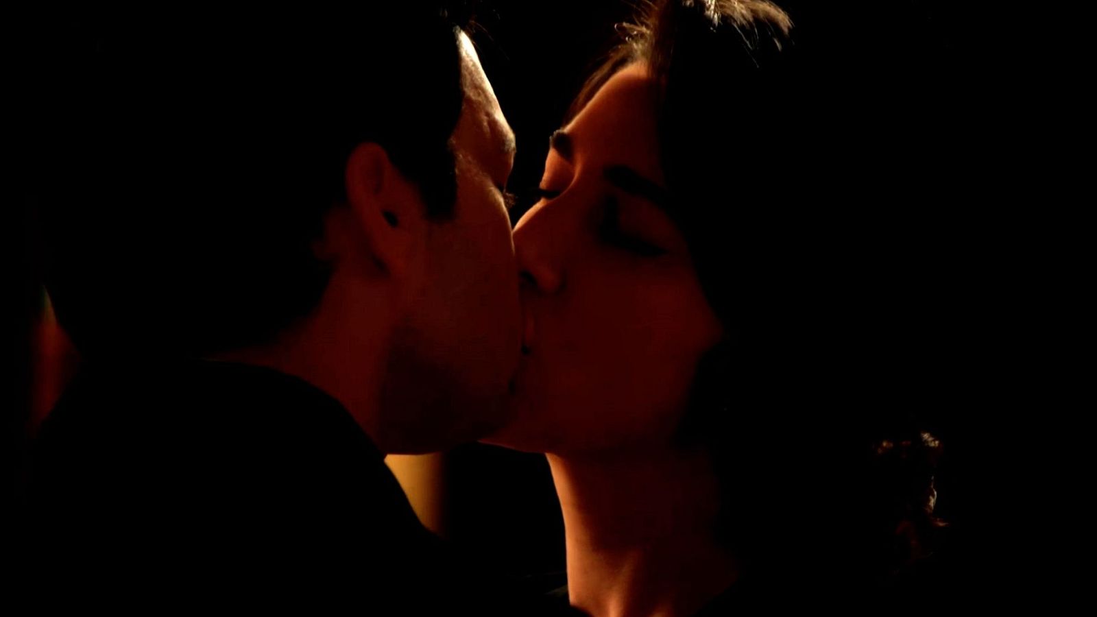 La Moderna: Jacobo y Carla se besan | Ver