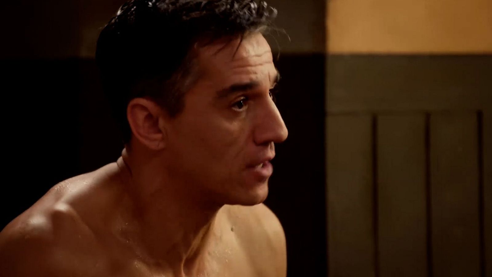 La Moderna: Trini encuentra a Cañete desnudo | Ver