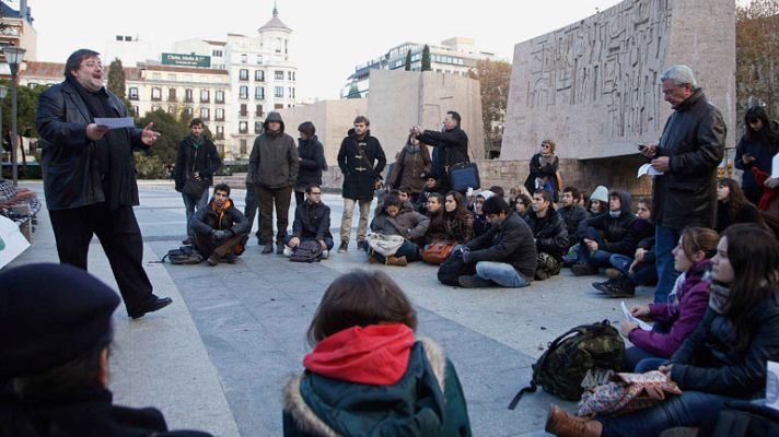 Telediario 1 - Clase en la calle en protesta por los recortes en Educación
