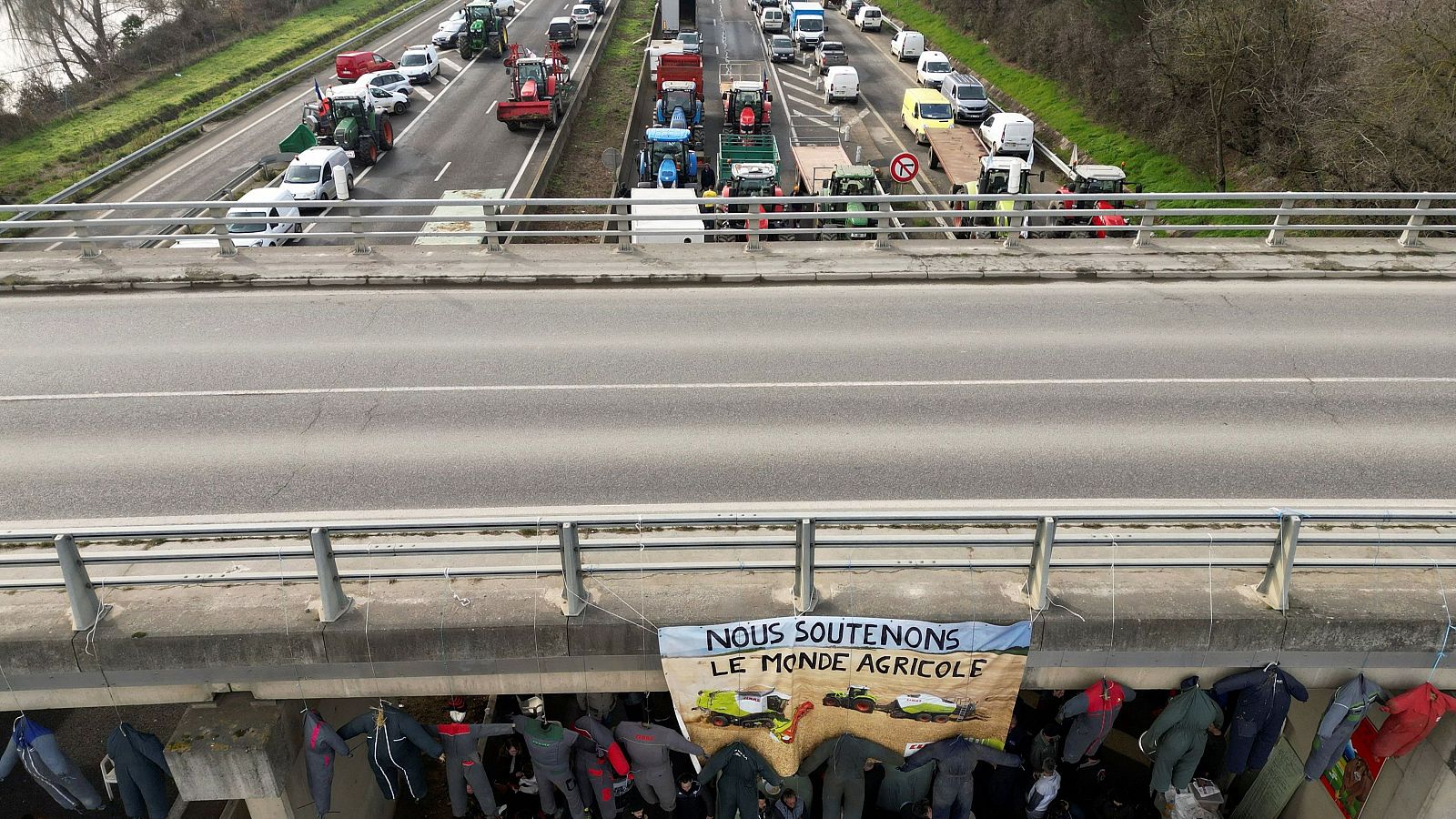 Las protestas de agricultores en Francia bloquean a cientos de camioneros españoles | Ver