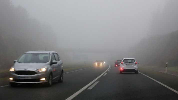 Telediario 1 - Precauciones a la hora de conducir con niebla: reducir la velocidad y aumentar la distancia de seguridad