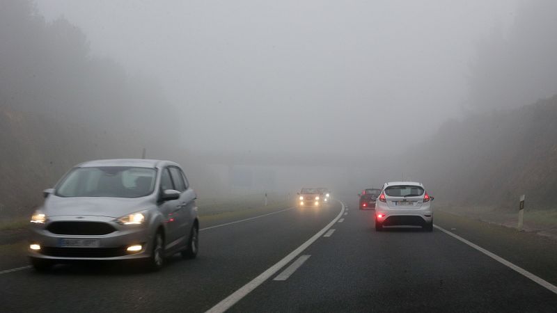 Conducir con niebla: reducir la velocidad y aumentar la distancia | Ver
