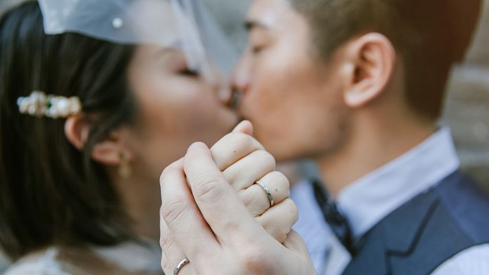 Telediario Fin de Semana - Las bodas en China se reducen a la mitad en menos de diez años