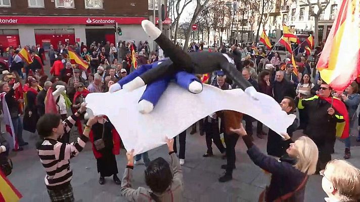 Fin de semana 24h - Mantean muñecos de Sánchez y Puigdemont en Ferraz