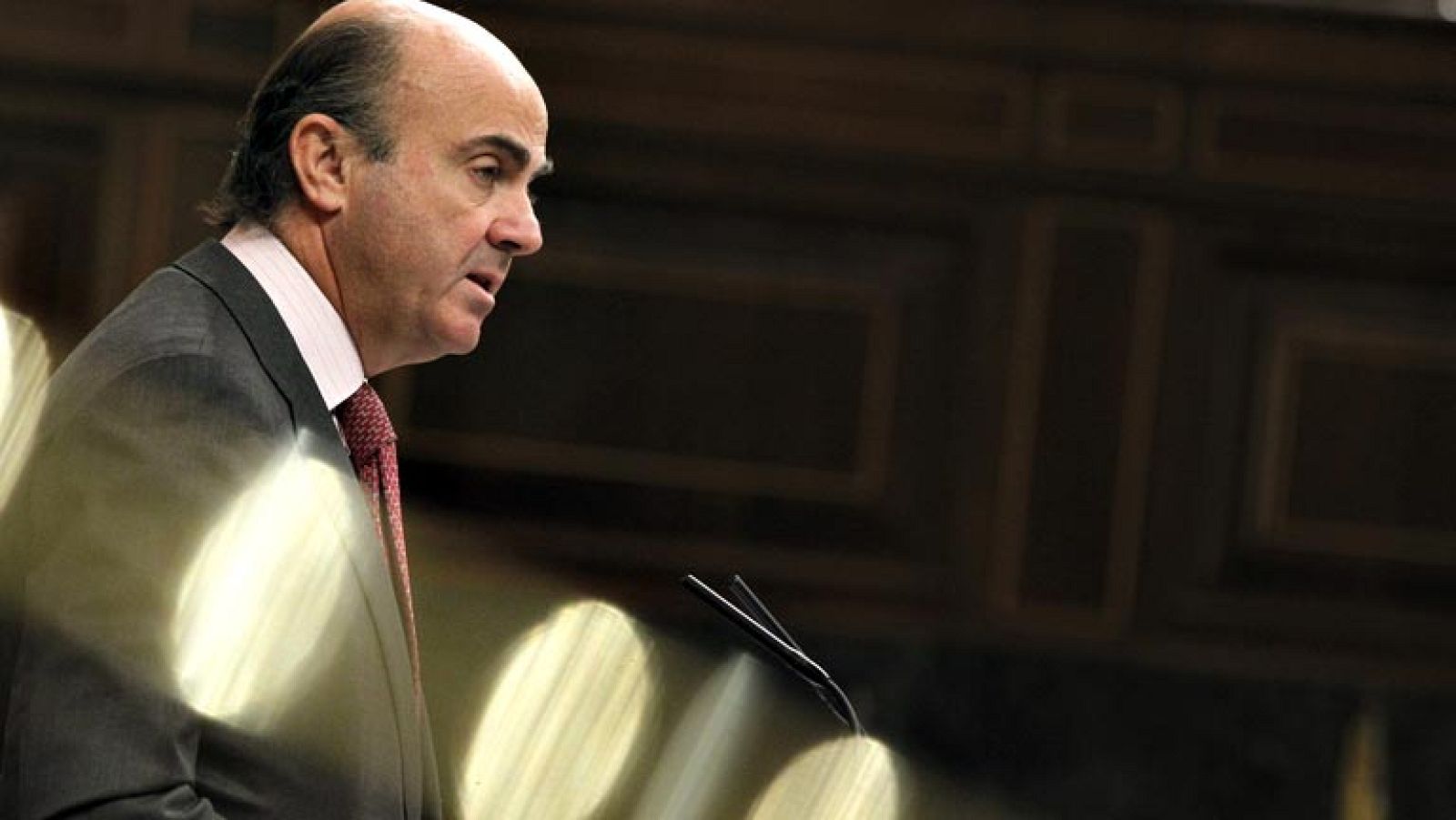 El Gobierno defiende el decreto sobre desahucios y el PSOE dice que no paraliza ninguno