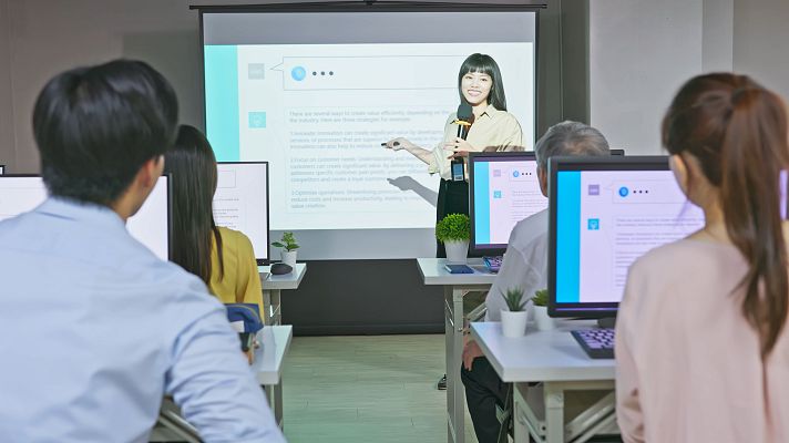 Informativo 24h - Elena Martínez, directora de Empantallados: "La Inteligencia Artificial es una herramienta que hay que usar bien"