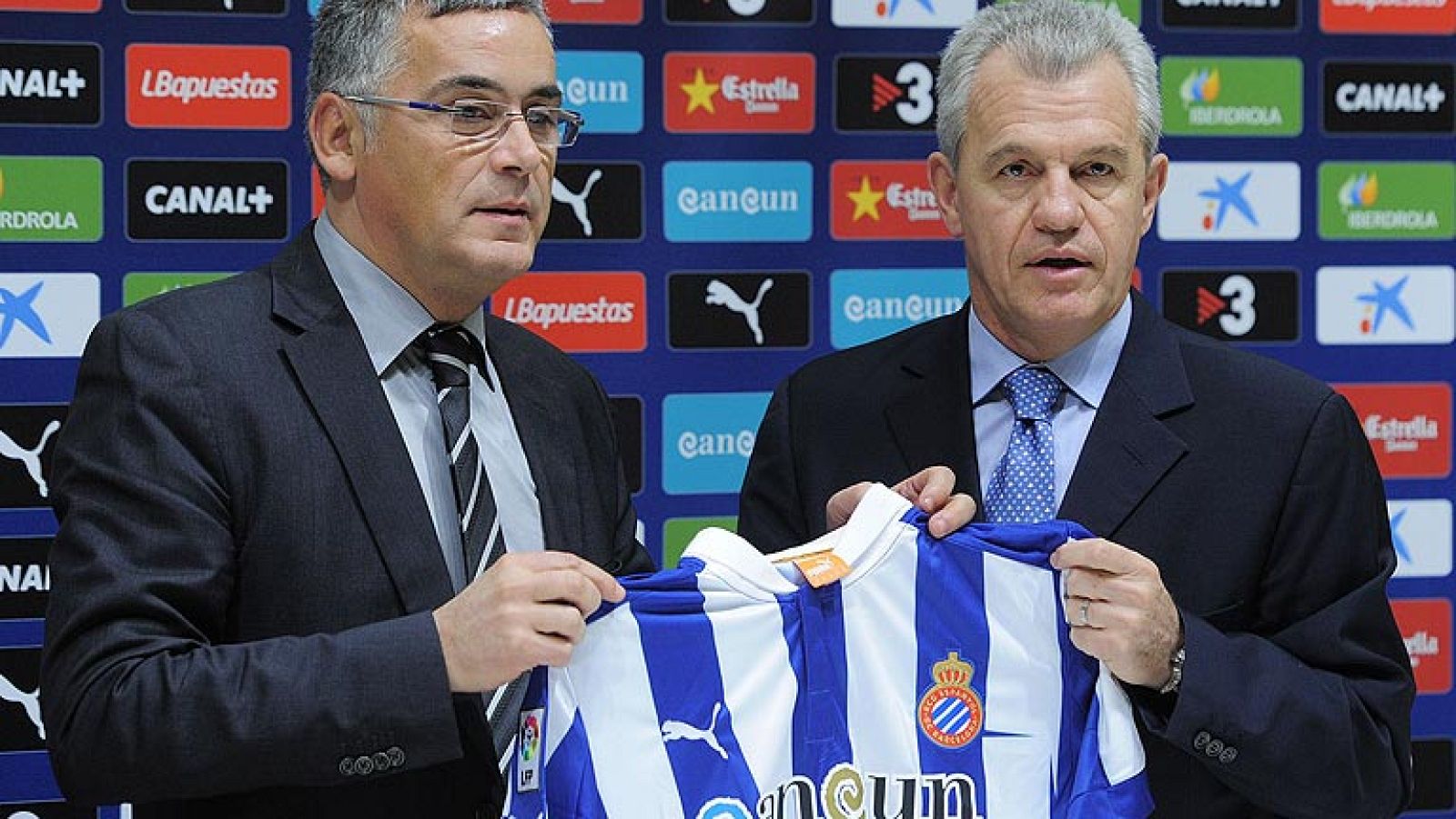 El entrenador mexicano Javier Aguirre ya está al frente del Espanyol, con el que ha sido presentado este jueves. Aguirre ha admitido que están "contrarreloj" y tendrán que hacer "lo que haga falta".