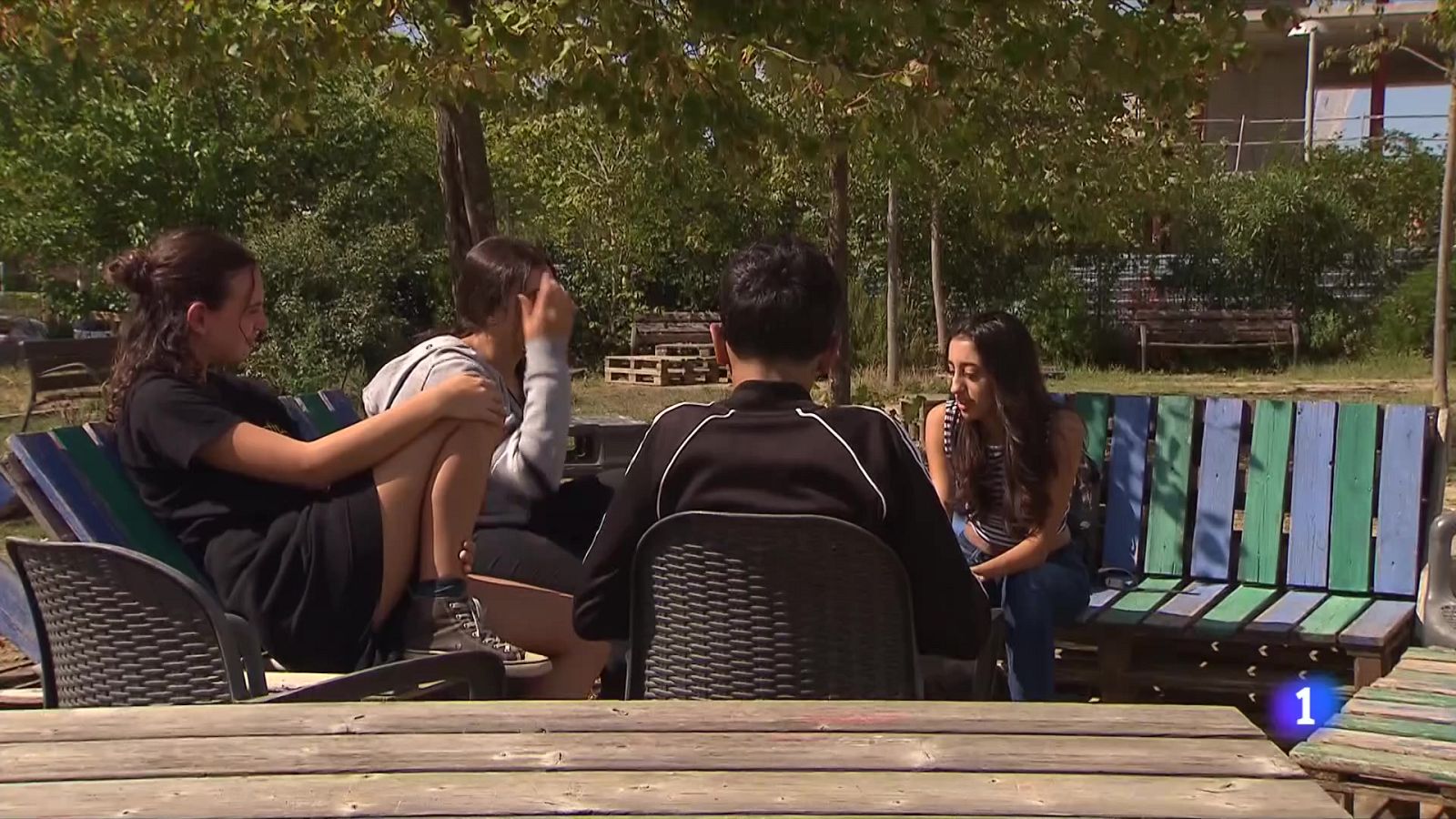 Els centres educatius reben la nova normativa sobre els mòbils - L'Informatiu | Ver