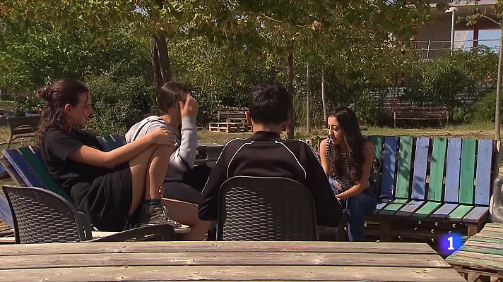 L'Informatiu - Els centres educatius reben la nova normativa sobre els mòbils