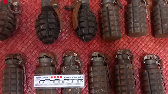 Telediario 1 - Hallan 12 granadas de la Guerra Civil en un falso techo