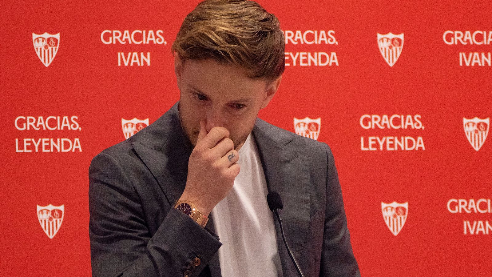 Ivan Rakitic se despide entre lágrimas del Sevilla - Fútbol | Ver