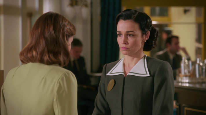 Salón de té La Moderna - Matilde intenta convencer a Teresa para que se quede