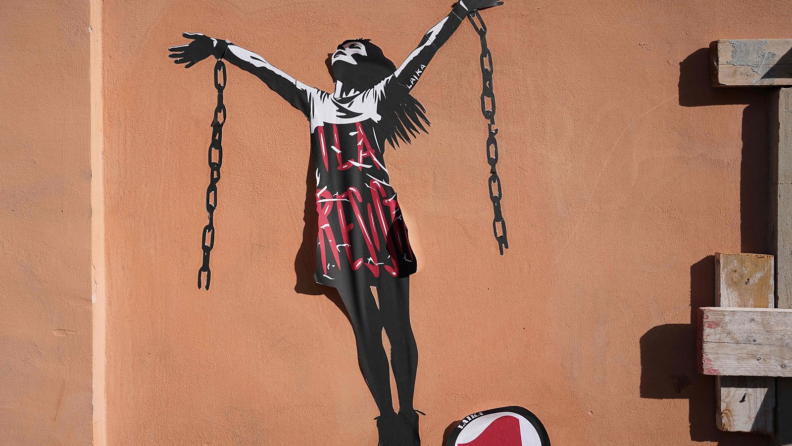 Italia exige justicia para su ciudadana detenida en Hungría acusada de agredir a varios neonazis - Telediario Internacional | Ver