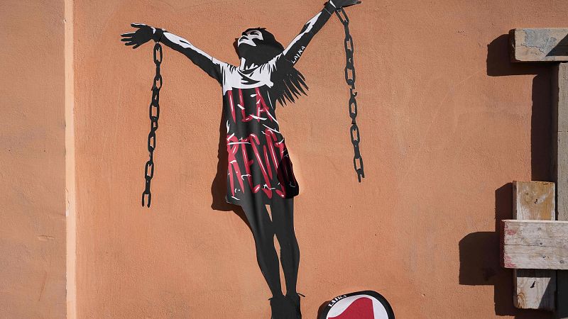 Italia exige justicia para su ciudadana detenida en Hungría acusada de agredir a varios neonazis - Telediario Internacional | Ver