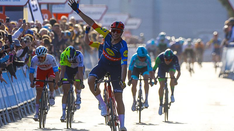 Jonathan Milan gana sobradísimo el sprint de la etapa 3 de la Volta a la Comunitat Valenciana