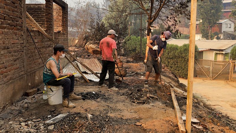 Los incendios arrasan las montañas que rodean la localidad chilena de Viña del Mar