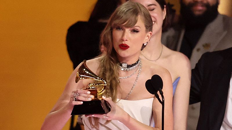 Taylor Swift hace historia en los Grammy | Ver