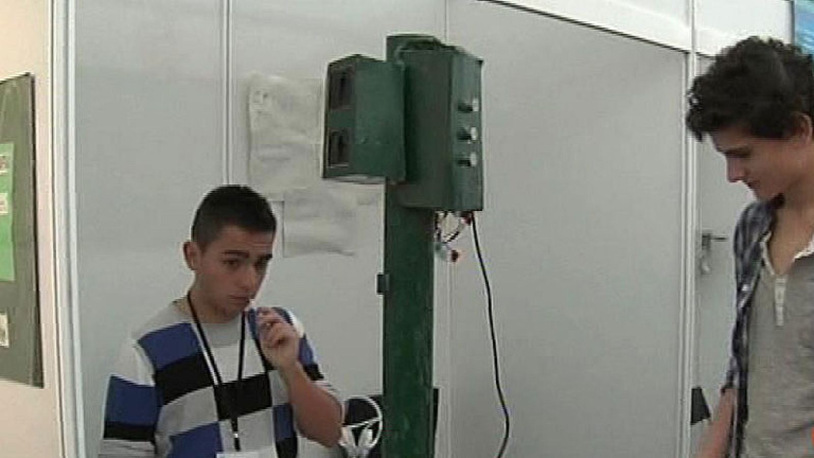 Estudiantes gallegos proponen sus inventos, entre ellos un semáforo inteligente o un coche ecológico - Informativo 24h | Ver