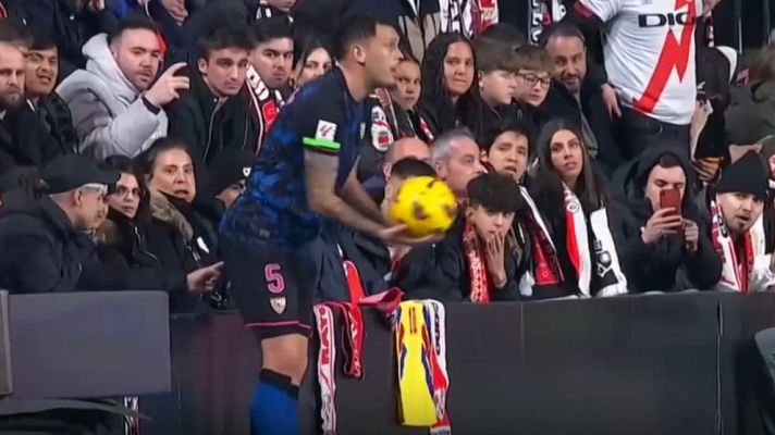 Telediario Matinal - El Sevilla pide a LaLiga que actúe por el "gesto obsceno" a Ocampos y Camello le resta importancia