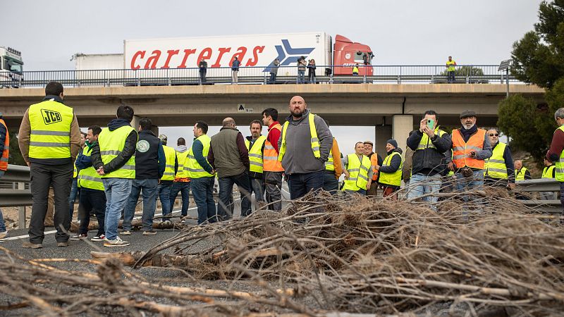 Más de 100 tractores cortan el tráfico entre Madrid y Toledo - Informativo 24h | Ver