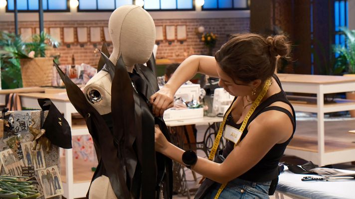 Maestros de la costura - Ana revoluciona el taller con una prenda motera de flores