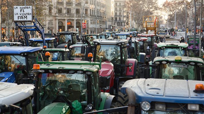 Telediario 2 - Las marchas agrarias llegan al centro de Barcelona y los tractores bloquean carreteras en varias comunidades