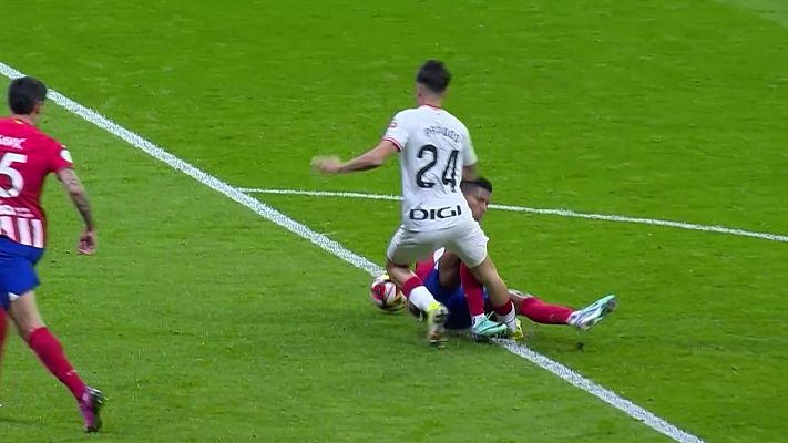 Copa del Rey - Reinildo condena al Atlético con un claro penalti sobre Beñat Prados