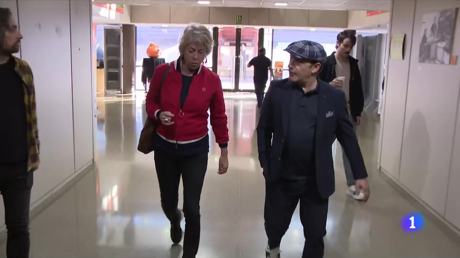 Zenet presenta disc al Coliseum: 'La estación del momento' - L'Informatiu | Ver