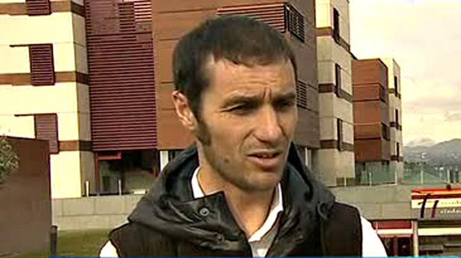 Los exjugadores Iván Helguera y Santiago Hernán Solari analizan para las cámaras de TVE cómo llegan Real Madrid y Atlético de Madrid al derbi.