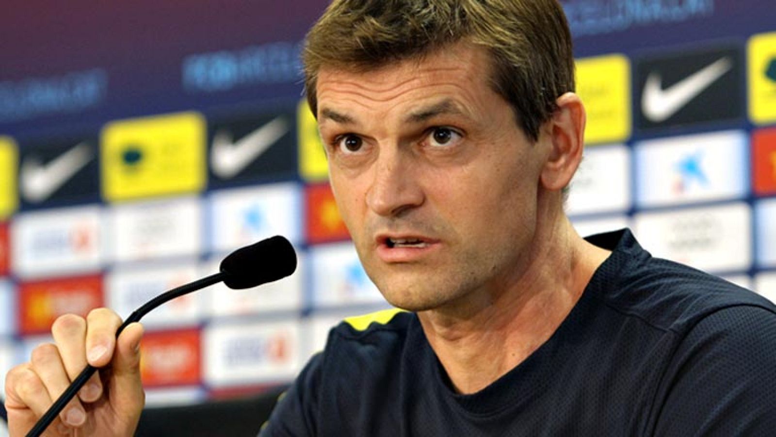 El entrenador del FC Barcelona, Francesc 'Tito' Vilanova, ha  asegurado este viernes que no da por muerto al eterno rival, el Real  Madrid, "ni a 14 ni a 16 puntos" al ser preguntado por la posibilidad  de acabar la jornada a catorce, y ha replicado