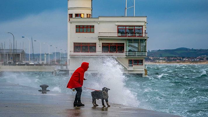 Telediario 1 - La borrasca Karlotta deja viento, lluvias y temperaturas invernales en más de la mitad de España