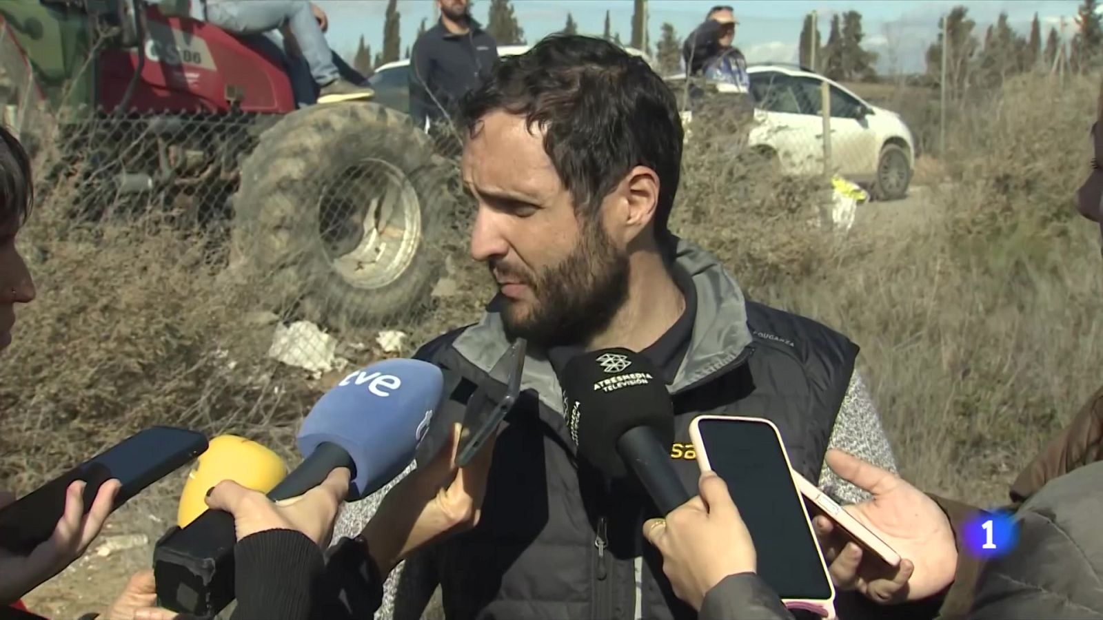 Pagesos i ramaders continuen mobilitzant-se: tallada l'A-2 a Soses - L'Informatiu | Ver
