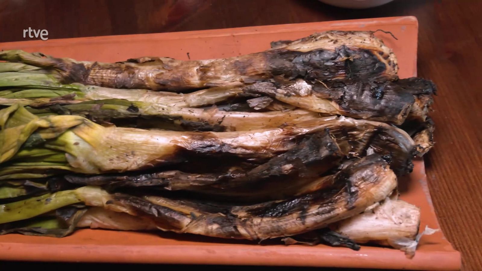 Aprende a preparar calçots y salsa romesco con Judit Mascó - RTVE Cocina | Ver