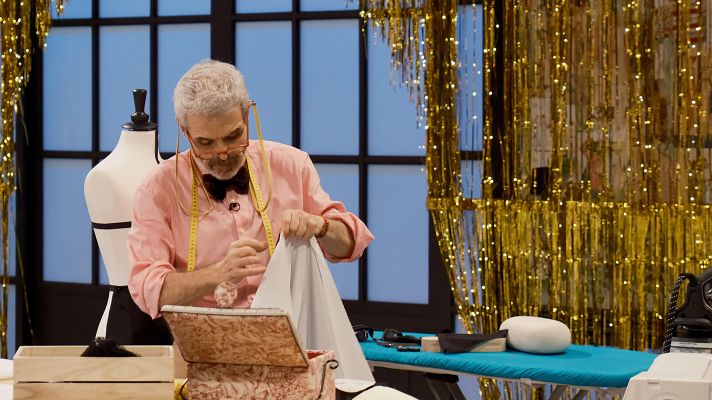 Maestros de la costura - Caprile reparte dos mandiles negros a Yichan y a Julia por desperdiciar tela