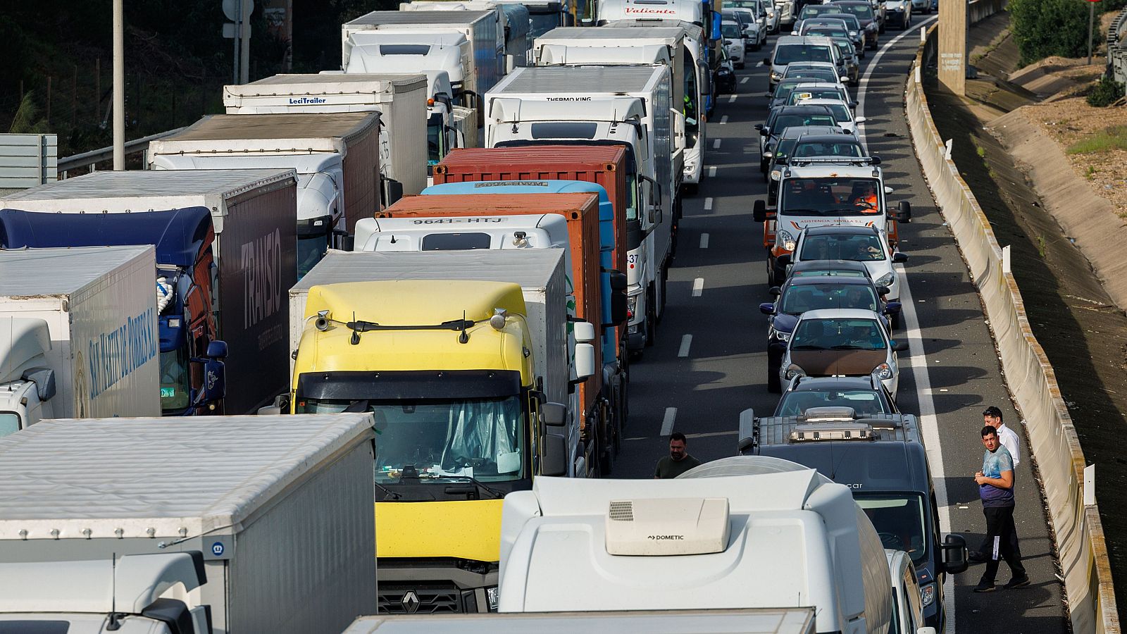 Los transportistas exigen poder circular | Ver