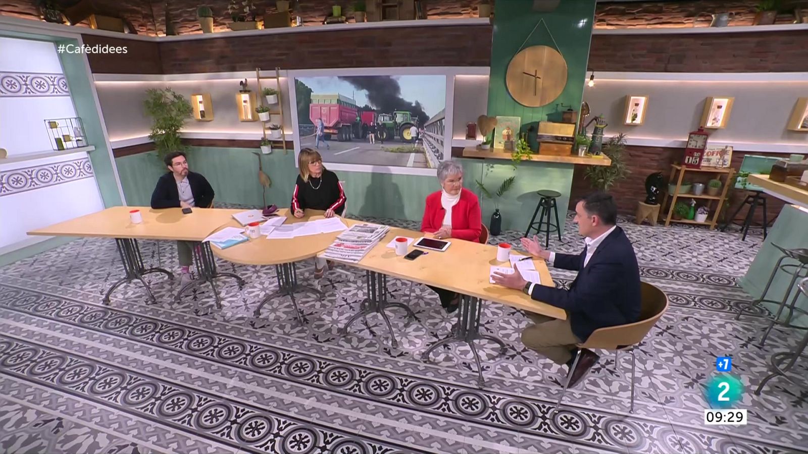 Gemma Nierga entrevista al conseller Carles Campuzano. Parlem amb l'eurodiputada de Cs. I Araceli Segarra ens presenta el llibre 'Expedició al sostre de vidre'