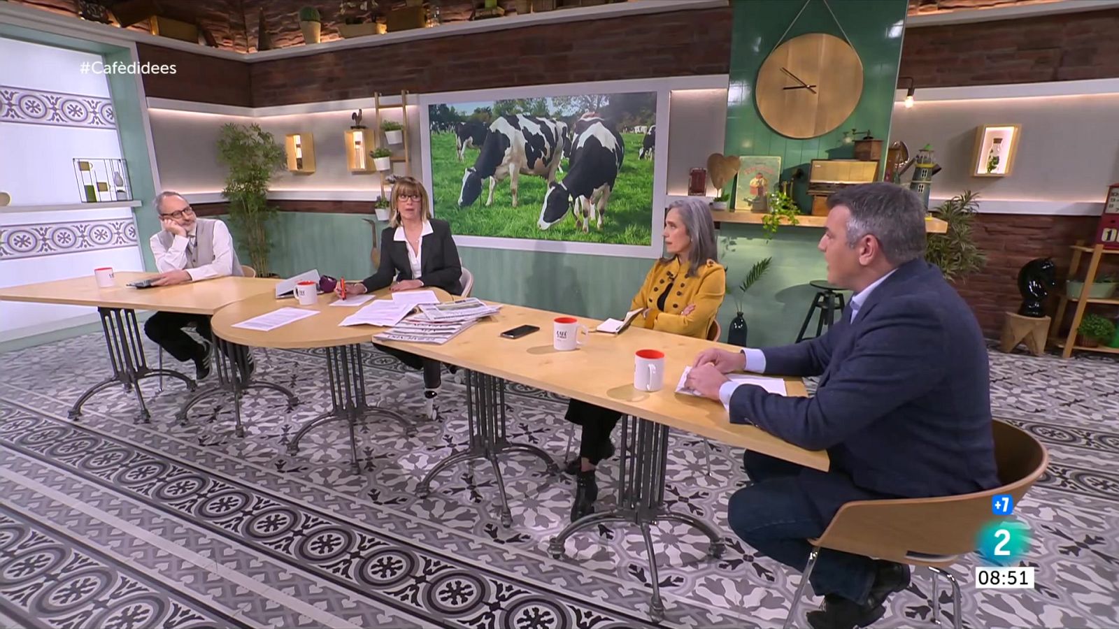 Ángel Martín ens presenta el llibre 'Detrás del ruido'. Parlem de la vaga de fam per Palestina de l'exdiputada. I coneixem una nissaga familiar de dobladors.