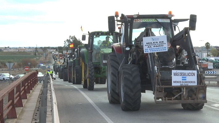 L'informatiu - Comunitat Valenciana - Nuevas tractoradas en la Comunitat Valenciana en contra de la política agraria europea