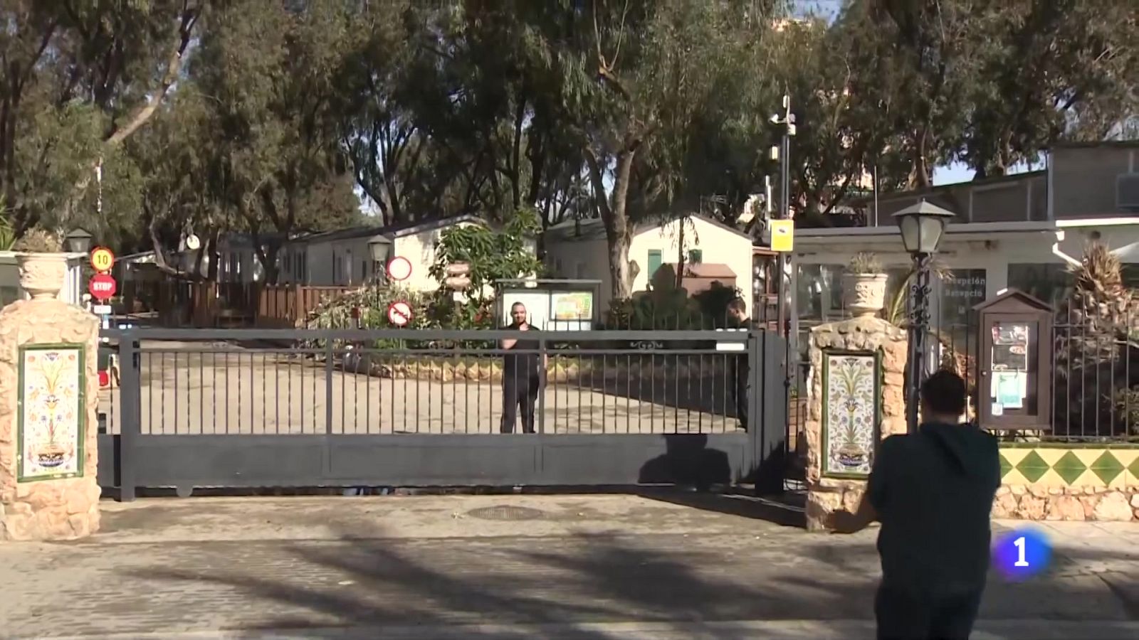 Un centenar de famílies, desallotjades d'un càmping de Coma-ruga - L'Informatiu | Ver