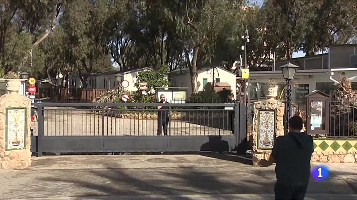 L'Informatiu - Un centenar de famílies, desallotjades d'un càmping de Coma-ruga