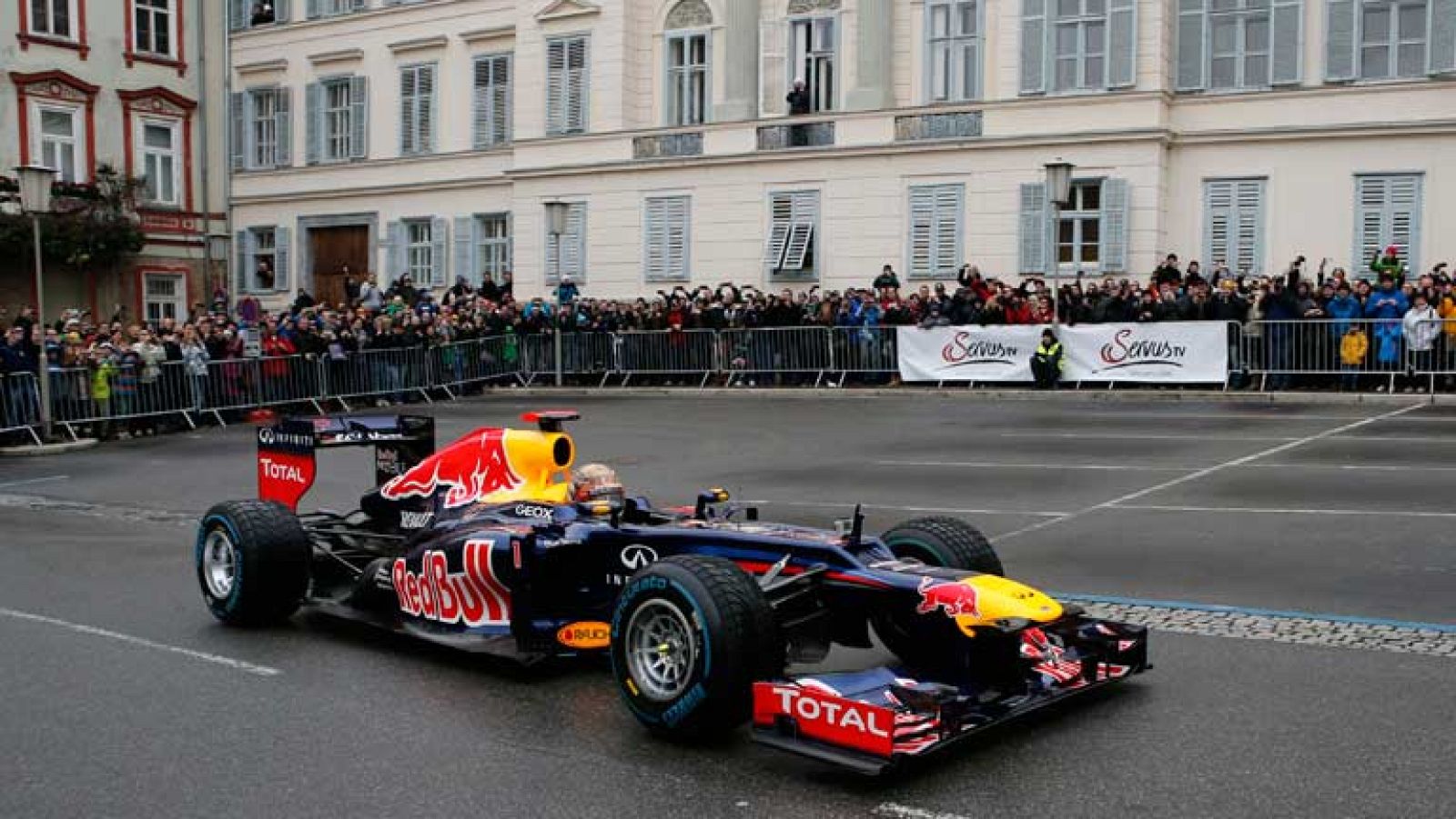 El tricampeón del mundo de Fórmula 1 Sebastian Vettel se ha dado un baño de multitudes. Ha sido en la localidad austríaca de Graz, sede de su escudería Red Bull.